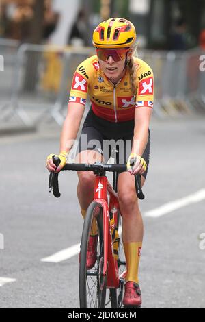 Hannah Barnes aus Großbritannien GB vom Team Uno-X Pro Cycling Team (WTW) im RideLondon Classique 2022 Stockfoto