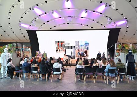 Jimmy Choo und seine Frau und Tochter nehmen an der Graduate Fashion Week 2022 in Coal Drops Yard, King Cross, London, Großbritannien, Teil. - 22. Juni 2022. Stockfoto