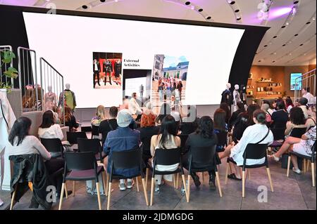 Jimmy Choo und seine Frau und Tochter nehmen an der Graduate Fashion Week 2022 in Coal Drops Yard, King Cross, London, Großbritannien, Teil. - 22. Juni 2022. Stockfoto