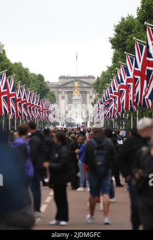 Blick auf die Mall in Richtung Buckingham Palace mit Union Jack Flags, die während der Platinum Jubilee Pageant-Feierlichkeiten 2022 zu sehen sind. Stockfoto