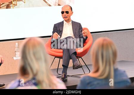 Jimmy Choo und seine Frau und Tochter nehmen an der Graduate Fashion Week 2022 in Coal Drops Yard, King Cross, London, Großbritannien, Teil. - 22. Juni 2022. Stockfoto