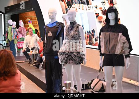 Jimmy Choo und seine Frau und Tochter nehmen an der Graduate Fashion Week 2022 in Coal Drops Yard, King Cross, London, Großbritannien, Teil. - 22. Juni 2022. Stockfoto