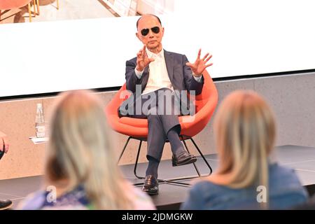 Jimmy Choo und seine Frau und Tochter nehmen an der Graduate Fashion Week 2022 in Coal Drops Yard, King Cross, London, Großbritannien, Teil. - 22. Juni 2022. Stockfoto