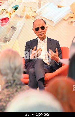 Jimmy Choo und seine Frau und Tochter nehmen an der Graduate Fashion Week 2022 in Coal Drops Yard, King Cross, London, Großbritannien, Teil. - 22. Juni 2022. Stockfoto