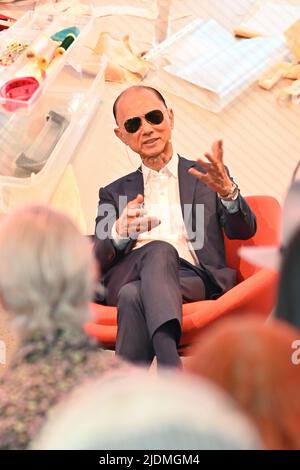 Jimmy Choo und seine Frau und Tochter nehmen an der Graduate Fashion Week 2022 in Coal Drops Yard, King Cross, London, Großbritannien, Teil. - 22. Juni 2022. Stockfoto