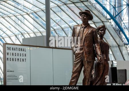 National Windrush Monument, Waterloo Station, London, Großbritannien. 22.. Juni 2022. Anlässlich des Windrush Day und zur Anerkennung des enormen Beitrags, den die Windrush-Generation und ihre Familien für Großbritannien geleistet haben, nehmen der Herzog und die Herzogin von Cambridge an der Enthüllung des National Windrush Monument in der Waterloo Station Teil. Das Denkmal, das vom berühmten jamaikanischen Künstler Basil Watson entworfen wurde, würdigt und würdigt den herausragenden Beitrag und das Engagement der Windrush-Generation für die britische Geschichte. Amanda Rose/Alamy Live News Stockfoto