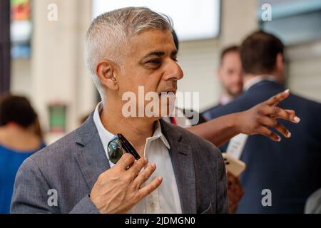 National Windrush Monument, Waterloo Station, London, Großbritannien. 22.. Juni 2022. Aus Anlass des Windrush Day und zur Anerkennung des enormen Beitrags, den die Windrush-Generation und ihre Familien für Großbritannien geleistet haben, nimmt Sadiq Khan, Bürgermeister von London, an der Enthüllung des National Windrush Monument in der Waterloo Station Teil. Das Denkmal, das vom berühmten jamaikanischen Künstler Basil Watson entworfen wurde, würdigt und würdigt den herausragenden Beitrag und das Engagement der Windrush-Generation für die britische Geschichte. Amanda Rose/Alamy Live News Stockfoto