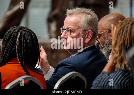 National Windrush Monument, Waterloo Station, London, Großbritannien. 22.. Juni 2022. Anlässlich des Windrush Day und zur Anerkennung des enormen Beitrags, den die Windrush-Generation und ihre Familien für Großbritannien geleistet haben, nimmt Michael Gove, Staatssekretär für Levelling Up, an der Enthüllung des National Windrush Monument in der Waterloo Station Teil. Das Denkmal, das vom berühmten jamaikanischen Künstler Basil Watson entworfen wurde, würdigt und würdigt den herausragenden Beitrag und das Engagement der Windrush-Generation für die britische Geschichte. Amanda Rose/Alamy Live News Stockfoto