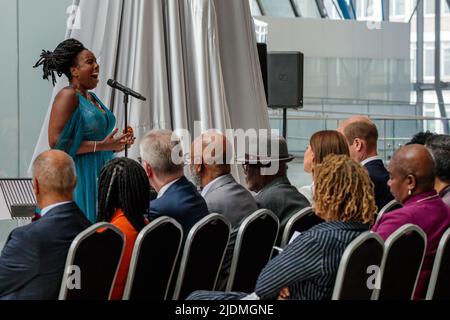 National Windrush Monument, Waterloo Station, London, Großbritannien. 22.. Juni 2022. Anlässlich des Windrush Day und zur Anerkennung des großen Beitrags, den die Windrush-Generation und ihre Familien für Großbritannien geleistet haben, singt Nadine Benjamin MBE bei der Enthüllung des National Windrush Monument in der Waterloo Station. Das Denkmal, das vom berühmten jamaikanischen Künstler Basil Watson entworfen wurde, würdigt und würdigt den herausragenden Beitrag und das Engagement der Windrush-Generation für die britische Geschichte. Amanda Rose/Alamy Live News Stockfoto