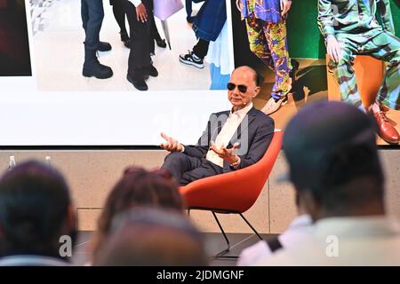 Jimmy Choo und seine Frau und Tochter nehmen an der Graduate Fashion Week 2022 in Coal Drops Yard, King Cross, London, Großbritannien, Teil. - 22. Juni 2022. Stockfoto