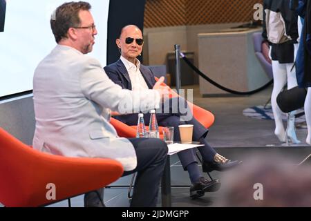 Jimmy Choo und seine Frau und Tochter nehmen an der Graduate Fashion Week 2022 in Coal Drops Yard, King Cross, London, Großbritannien, Teil. - 22. Juni 2022. Stockfoto