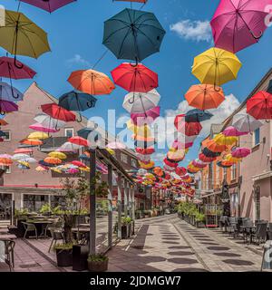 Farbenfrohe Regenschirme über Vestergade im Quartier Latin von Vejle, Dänemark, 13. Juni 2022 Stockfoto