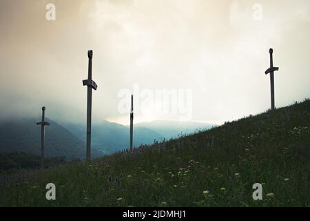Denkmal der riesigen Schwertstatue in Didgori - Denkmal für historische Stätte. Historische Sehenswürdigkeiten Georgiens Stockfoto