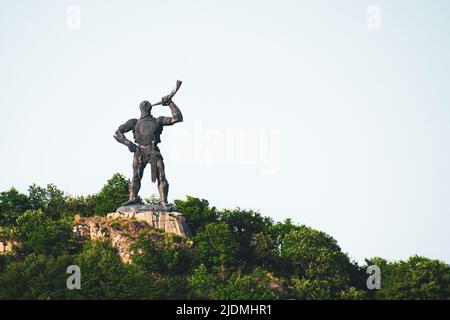 Denkmal der riesigen Kämpfer in Didgori - Denkmal der historischen Stätte. Historische Sehenswürdigkeiten Georgiens Stockfoto