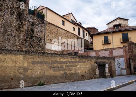 Spanien, Leon. Reste der römischen Mauer wurden in spätere mittelalterliche Anbauten integriert, später wurde Housing direkt angrenzend. Stockfoto