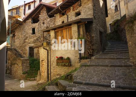 Blick auf einen Blick auf die Straße im historischen Zentrum von Careno, Comer See Stockfoto