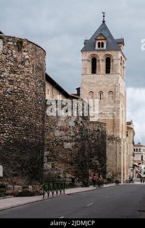 Spanien, Leon. Reste der römischen Mauer mit mittelalterlichen Anbauten, neben der Basilika San Isidoro. Stockfoto