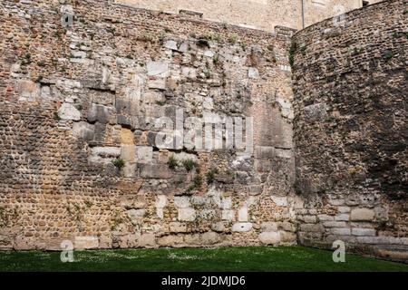 Spanien, Leon. Reste der römischen Mauer mit mittelalterlichen Anbauten, neben der Basilika San Isidoro. Stockfoto