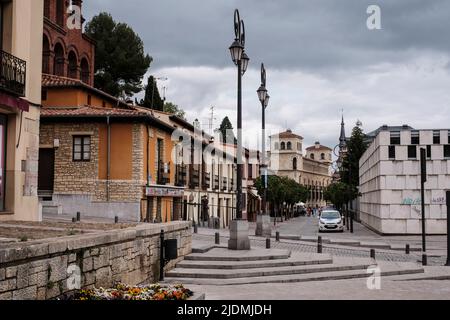 Spanien, Leon. Calle Ruiz de Salazar, mit Blick auf den Palacio de los Guzmanes. Stockfoto