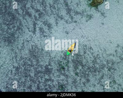 Paddeln in polynesien blaue Lagune Luftdrohne geschossen Stockfoto