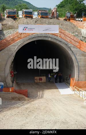 Maddaloni, ITALIEN. 22.. Juni 2022. 22/06/2022 - Maddaloni (CE) Abriss der letzten Membran des Monte Aglio-Tunnels auf der neuen Eisenbahnlinie Neapel - Bari HS/HC (Bild: © Fabio Sasso/ZUMA Press Wire) Stockfoto