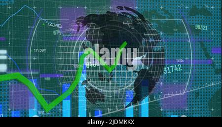 Abbildung von Finanzdaten und -Diagrammen auf der ganzen Welt, die sich auf grünem Hintergrund drehen Stockfoto