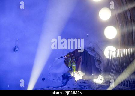 Maddaloni, ITALIEN. 22.. Juni 2022. 22/06/2022 - Maddaloni (CE) Abriss der letzten Membran des Monte Aglio-Tunnels auf der neuen Eisenbahnlinie Neapel - Bari HS/HC (Bild: © Fabio Sasso/ZUMA Press Wire) Stockfoto