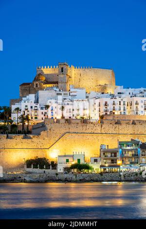 Nachtansicht der Altstadt und der Tempelritterburg, Peniscola, Valencia, Spanien Stockfoto