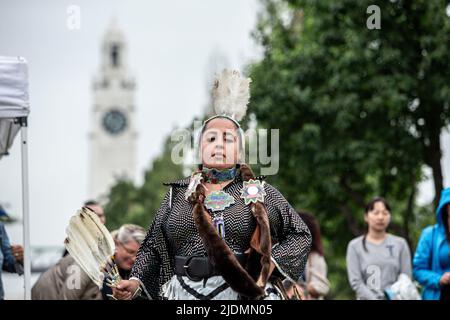 Montreal, Kanada. 21.. Juni 2022. Eine indigene Tänzerin, die ihre Traditionen in der Nähe des Quai de l'Horloge in Old Montreal zeigt. Während der Sommersonnenwende feierten die Kanadier den Tag der nationalen indigenen Völker 26.. Viele Mitglieder der First Nations of Turtle Island (Montreal), Kahnawake und darüber hinaus tanzten und teilten ihre Geschichten während des saisonalen Übergangs in mehreren Veranstaltungen in der ganzen Stadt. Die Indigenen sprachen in Kanien'kehá vor Französisch oder Englisch und betonten ihre Kultur und Traditionen in Old Montreal. Kredit: SOPA Images Limited/Alamy Live Nachrichten Stockfoto