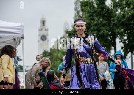 Montreal, Kanada. 21.. Juni 2022. Eine indigene Tänzerin, die ihre Traditionen in der Nähe des Quai de l'Horloge in Old Montreal zeigt. Während der Sommersonnenwende feierten die Kanadier den Tag der nationalen indigenen Völker 26.. Viele Mitglieder der First Nations of Turtle Island (Montreal), Kahnawake und darüber hinaus tanzten und teilten ihre Geschichten während des saisonalen Übergangs in mehreren Veranstaltungen in der ganzen Stadt. Die Indigenen sprachen in Kanien'kehá vor Französisch oder Englisch und betonten ihre Kultur und Traditionen in Old Montreal. Kredit: SOPA Images Limited/Alamy Live Nachrichten Stockfoto