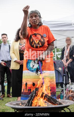 Ein indigener Ältester beginnt das zeremonielle Feuer, um die Sommersonnenwende zu feiern. Während der Sommersonnenwende feierten die Kanadier den Tag der nationalen indigenen Völker 26.. Viele Mitglieder der First Nations of Turtle Island (Montreal), Kahnawake und darüber hinaus tanzten und teilten ihre Geschichten während des saisonalen Übergangs in mehreren Veranstaltungen in der ganzen Stadt. Die Indigenen sprachen in Kanien'kehá vor Französisch oder Englisch und betonten ihre Kultur und Traditionen in Old Montreal. (Foto von Giordanno Brumas / SOPA Images/Sipa USA) Stockfoto