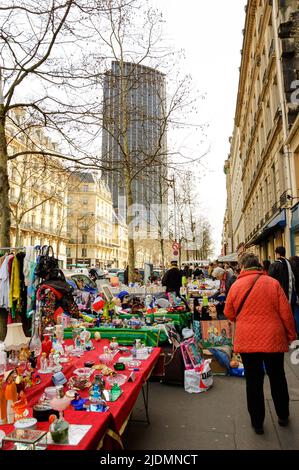 PARIS, FRANKREICH - 11. MÄRZ 2017: Pariser Flohmarkt und Tour Montparnasse im Hintergrund. Urbane Szene. Stockfoto