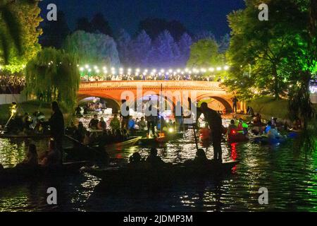 Das Bild vom 20.. Juni zeigt Studenten der Cambridge University und die Öffentlichkeit auf Punts, die den Fluss verlassen, nachdem sie gestern Abend das Feuerwerk beim Trinity May Ball (Mo) gesehen haben. Das Bild vom 20.. Juni zeigt Studenten der Cambridge University auf ihrem Weg zum Trinity May Ball gestern Abend (Mo). Rich Cambridge University Studenten besuchten gestern Abend den Trinity May Ball (Mo) – für den ein Paar £450 Tickets kostet. Rund 1800 Studenten kleideten sich in üppigen Ballkleider und Smokings für die 156. üppige End-of-Term-Party, die nach drei Jahren nach Covid-Einschränkungen wieder aufgenommen wurde. Die Ausverkauften Stockfoto