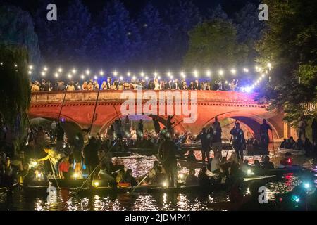 Das Bild vom 20.. Juni zeigt Studenten der Cambridge University und die Öffentlichkeit auf Punts, die den Fluss verlassen, nachdem sie gestern Abend das Feuerwerk beim Trinity May Ball (Mo) gesehen haben. Das Bild vom 20.. Juni zeigt Studenten der Cambridge University auf ihrem Weg zum Trinity May Ball gestern Abend (Mo). Rich Cambridge University Studenten besuchten gestern Abend den Trinity May Ball (Mo) – für den ein Paar £450 Tickets kostet. Rund 1800 Studenten kleideten sich in üppigen Ballkleider und Smokings für die 156. üppige End-of-Term-Party, die nach drei Jahren nach Covid-Einschränkungen wieder aufgenommen wurde. Die Ausverkauften Stockfoto