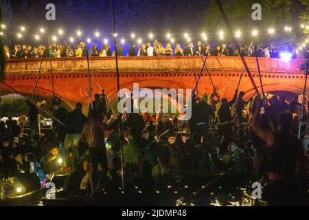 Das Bild vom 20.. Juni zeigt Studenten der Cambridge University und die Öffentlichkeit auf Punts, die den Fluss verlassen, nachdem sie gestern Abend das Feuerwerk beim Trinity May Ball (Mo) gesehen haben. Das Bild vom 20.. Juni zeigt Studenten der Cambridge University auf ihrem Weg zum Trinity May Ball gestern Abend (Mo). Rich Cambridge University Studenten besuchten gestern Abend den Trinity May Ball (Mo) – für den ein Paar £450 Tickets kostet. Rund 1800 Studenten kleideten sich in üppigen Ballkleider und Smokings für die 156. üppige End-of-Term-Party, die nach drei Jahren nach Covid-Einschränkungen wieder aufgenommen wurde. Die Ausverkauften Stockfoto