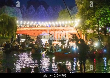 Das Bild vom 20.. Juni zeigt Studenten der Cambridge University und die Öffentlichkeit auf Punts, die den Fluss verlassen, nachdem sie gestern Abend das Feuerwerk beim Trinity May Ball (Mo) gesehen haben. Das Bild vom 20.. Juni zeigt Studenten der Cambridge University auf ihrem Weg zum Trinity May Ball gestern Abend (Mo). Rich Cambridge University Studenten besuchten gestern Abend den Trinity May Ball (Mo) – für den ein Paar £450 Tickets kostet. Rund 1800 Studenten kleideten sich in üppigen Ballkleider und Smokings für die 156. üppige End-of-Term-Party, die nach drei Jahren nach Covid-Einschränkungen wieder aufgenommen wurde. Die Ausverkauften Stockfoto