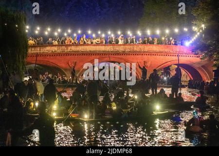 Das Bild vom 20.. Juni zeigt Studenten der Cambridge University und die Öffentlichkeit auf Punts, die den Fluss verlassen, nachdem sie gestern Abend das Feuerwerk beim Trinity May Ball (Mo) gesehen haben. Das Bild vom 20.. Juni zeigt Studenten der Cambridge University auf ihrem Weg zum Trinity May Ball gestern Abend (Mo). Rich Cambridge University Studenten besuchten gestern Abend den Trinity May Ball (Mo) – für den ein Paar £450 Tickets kostet. Rund 1800 Studenten kleideten sich in üppigen Ballkleider und Smokings für die 156. üppige End-of-Term-Party, die nach drei Jahren nach Covid-Einschränkungen wieder aufgenommen wurde. Die Ausverkauften Stockfoto