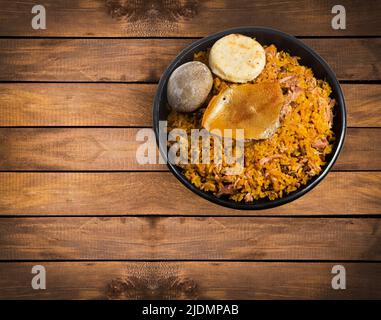 Typisch kolumbianisches Spanferkelgericht - gastronomische Köstlichkeiten von Tolima und Huila Stockfoto