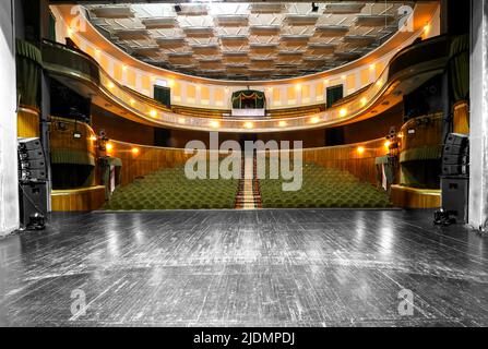 Image Theaterbühne und Auditorium mit Balkonen und Loggien Stockfoto
