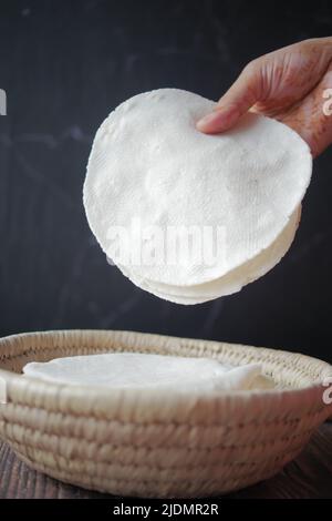 Hausgemachter Reis chapati in einer Schüssel Stockfoto