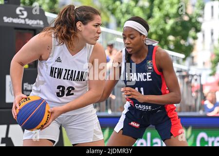 Antwerpen. Belgien, 22/06/2022, Neuseelands Kalani Purcell und die Französin Myriam Djekoundade, aufgenommen während eines 3x3-Basketballspiels zwischen Frankreich und Neuseeland, bei der Qualifikationsrunde der Frauen bei der FIBA 2022-Weltmeisterschaft, am Mittwoch, den 22. Juni 2022, in Antwerpen. Die FIBA 3x3 Basket World Cup 2022 findet vom 21. Bis 26. Juni in Antwerpen statt. BELGA FOTO DIRK WAEM Stockfoto