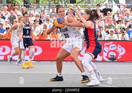 Antwerpen. Belgien, 22/06/2022, die Neuseeländerin Jillian Harmon und die Französin Marie-Eve Paget, aufgenommen während eines 3x3-Basketballspiels zwischen Frankreich und Neuseeland, bei der Qualifikationsrunde der Frauen bei der Weltmeisterschaft FIBA 2022, am Mittwoch, den 22. Juni 2022, in Antwerpen. Die FIBA 3x3 Basket World Cup 2022 findet vom 21. Bis 26. Juni in Antwerpen statt. BELGA FOTO DIRK WAEM Stockfoto