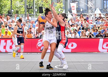 Antwerpen. Belgien, 22/06/2022, die Neuseeländerin Jillian Harmon und die Französin Marie-Eve Paget im Einsatz während eines 3x3-Basketballspiels zwischen Frankreich und Neuseeland, in der Qualifikationsrunde der Frauen bei der Weltmeisterschaft FIBA 2022, am Mittwoch, den 22. Juni 2022, in Antwerpen. Die FIBA 3x3 Basket World Cup 2022 findet vom 21. Bis 26. Juni in Antwerpen statt. BELGA FOTO DIRK WAEM Stockfoto