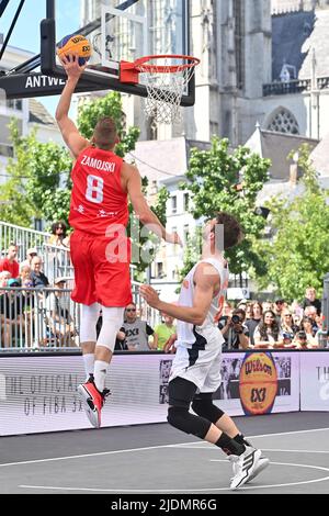 Antwerpen. Belgien, 22/06/2022, Polens Przemyslaw Zamojski und der Niederländer Julian Jaring, aufgenommen während eines 3x3-Basketballspiels zwischen den Niederlanden und Polen, auf der Männer-Qualifikationsphase, bei der FIBA 2022-Weltmeisterschaft, am Mittwoch, den 22. Juni 2022, in Antwerpen. Die FIBA 3x3 Basket World Cup 2022 findet vom 21. Bis 26. Juni in Antwerpen statt. BELGA FOTO DIRK WAEM Stockfoto