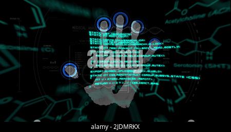 Bild von chemischen Formeln und Datenverarbeitung über Fingerabdrücken auf schwarzem Hintergrund Stockfoto