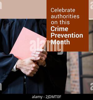 Mittelteil des kaukasischen Anwalts hält Buch und feiert die Behörden zu diesem Monat der Kriminalprävention Stockfoto