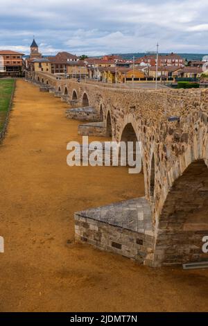 Spanien, Hospital de Orbigo. Puente del Paso Honroso, 13.. Jahrhundert. Stockfoto