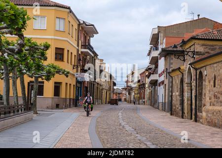 Spanien, Hospital de Orbigo, Castilla y Leon. Straßenszene mit Radsportler. Stockfoto