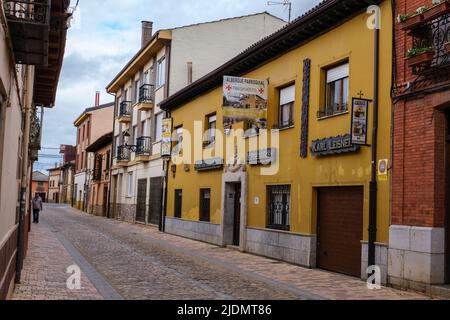 Spanien, Hospital de Orbigo, Castilla y Leon. Street Scene, Camino Hostel. Stockfoto