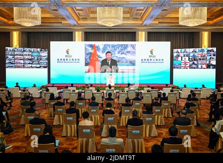 Peking, China. 22.. Juni 2022. Der chinesische Präsident Xi Jinping hält eine Keynote-Rede in virtuellem Format bei der Eröffnungszeremonie des BRICS-Wirtschaftsforums am 22. Juni 2022. Kredit: Yin Bogu/Xinhua/Alamy Live Nachrichten Stockfoto